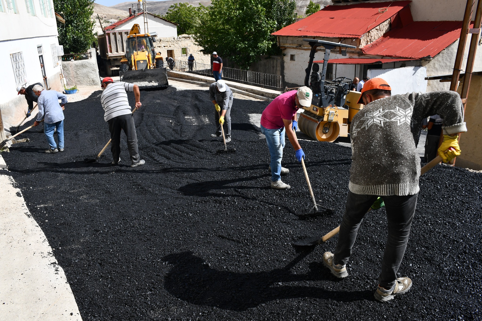 ÇAYBOYU MAHALLESİ’NDE 9 SOKAĞA 1500 TON ASFALT DÖKÜLDÜ
