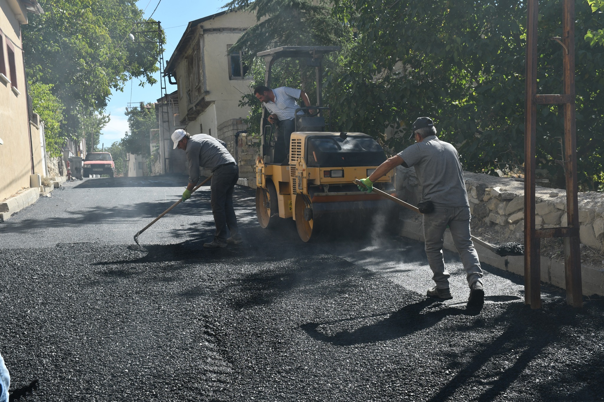 ÇAYBOYU MEHMET NAZİ CADDESİ’NE 730 TON ASFALT DÖKÜLDÜ