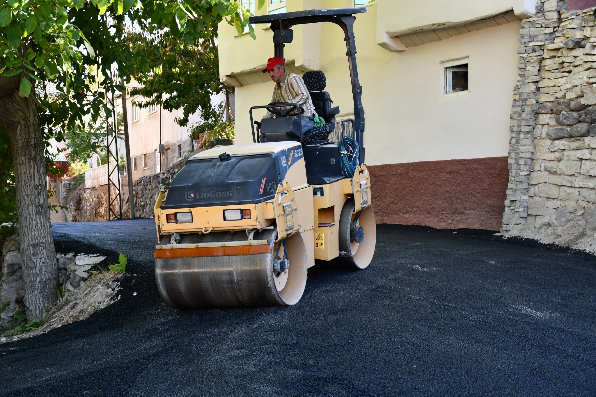 AKSU MAHALLESİ MUSTAFA ÇAVUŞ SOKAĞA 250 TON ASFALT DÖKÜLDÜ
