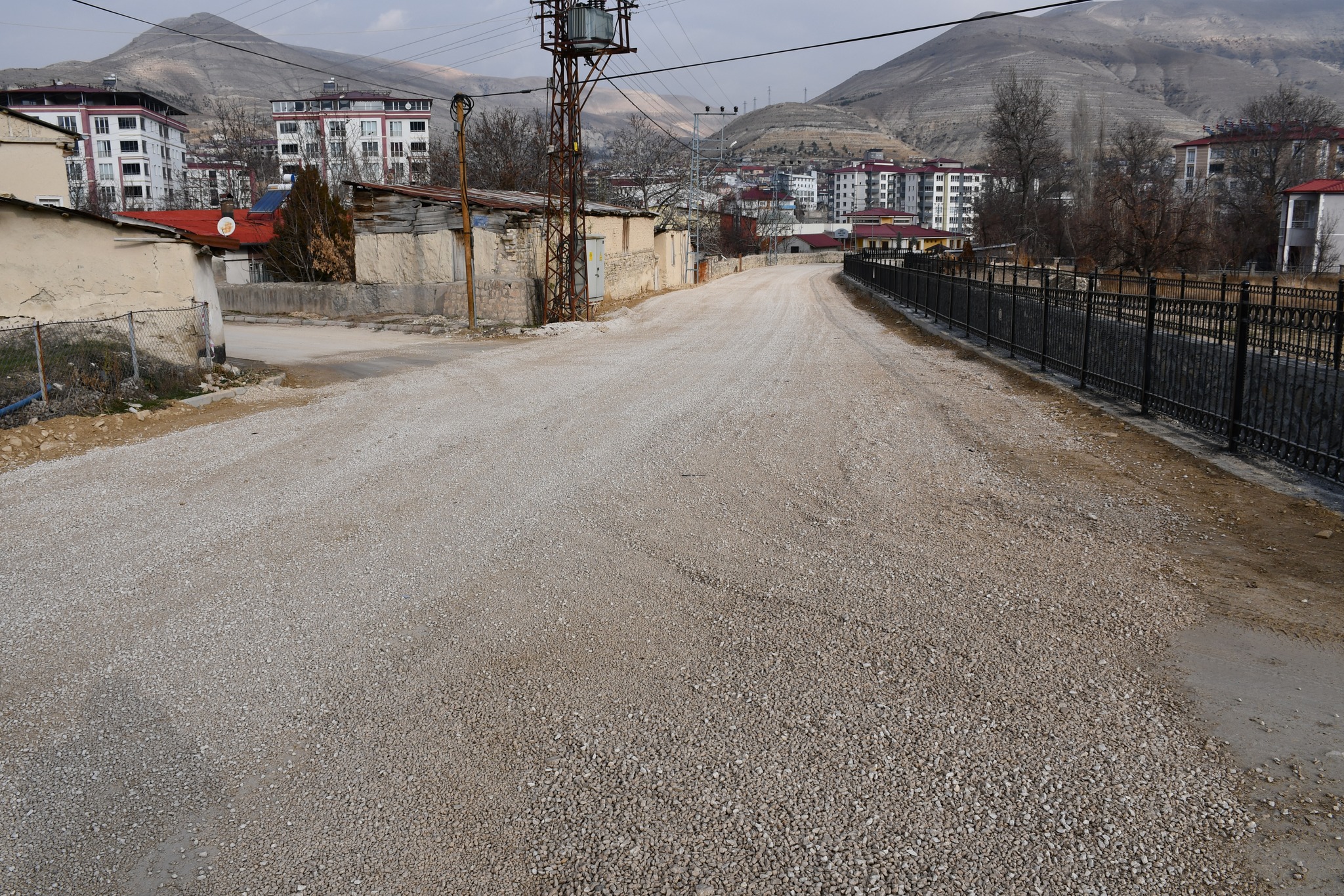 ISLAH ÇALIŞMASI SONRASI BOZULAN YOLLAR ONARILIYOR