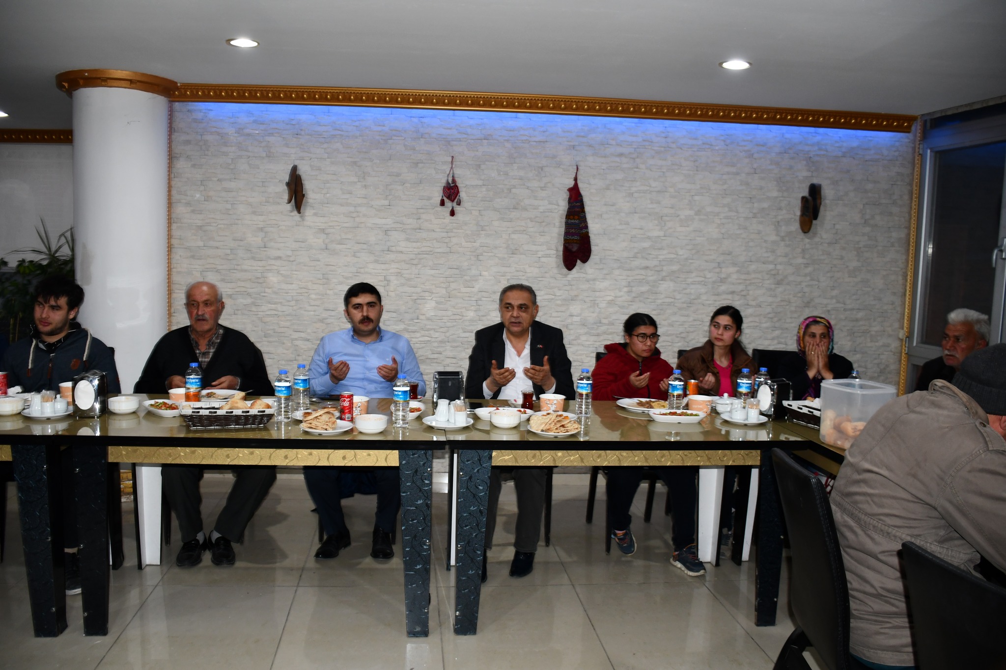 BAŞKAN ÇİFTÇİ VE KAYMAKAM  YAZICI  DEPREMZEDELERLE İFTARDA BULUŞTU