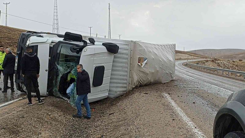 Gürün Mazıkıra’da Kamyon Devrildi 1 Yaralı