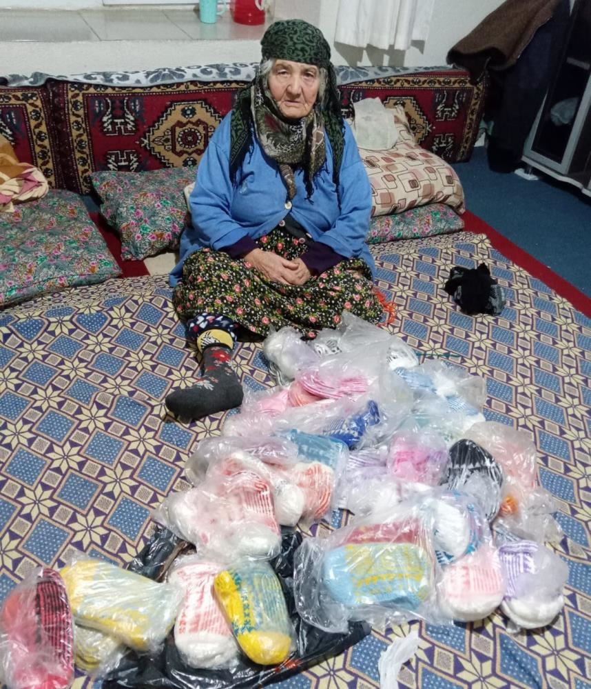 90 YAŞINDAKİ CENNET NİNE, DEPREMZEDELERE PATİK ÇORAP ÖRÜYOR