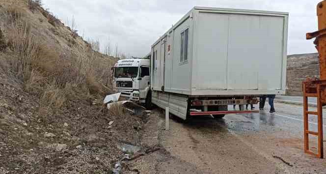 DEPREM BÖLGESİNE KONTEYNIR TAŞIYAN TIR KAZA YAPTI