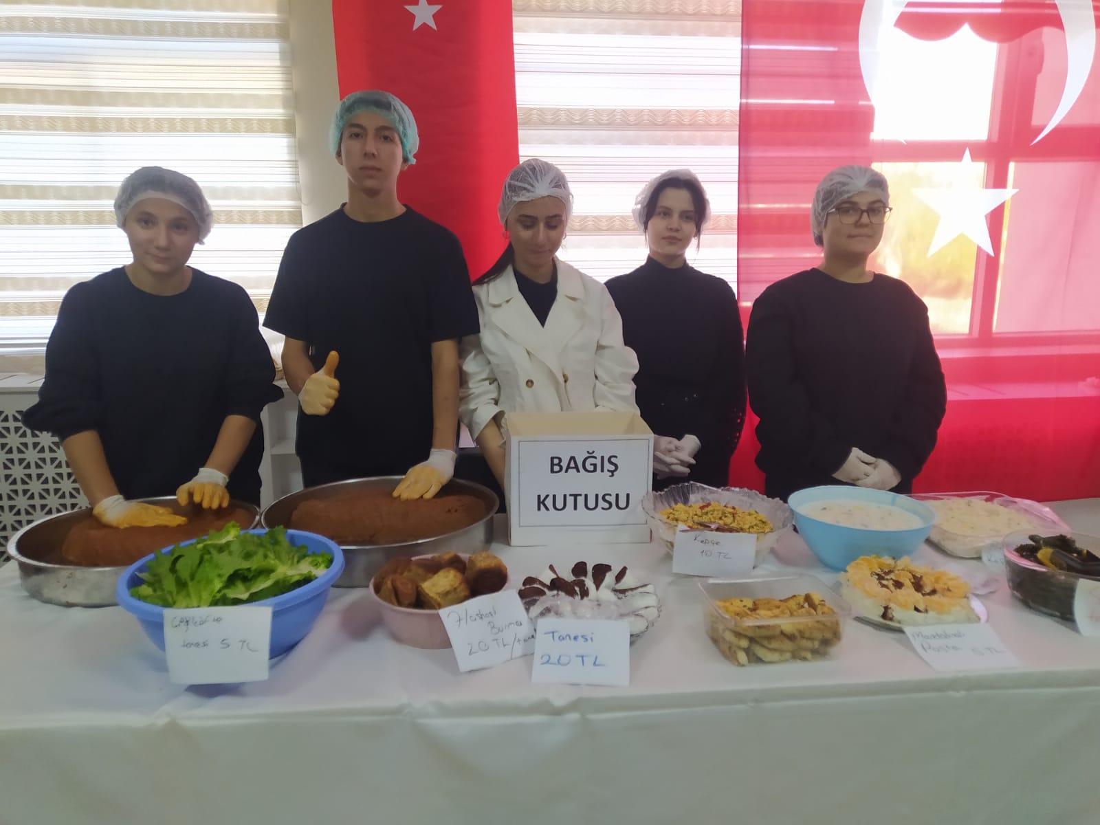 Öğrencilerden Gazze Yararına Kermes Düzenlendi