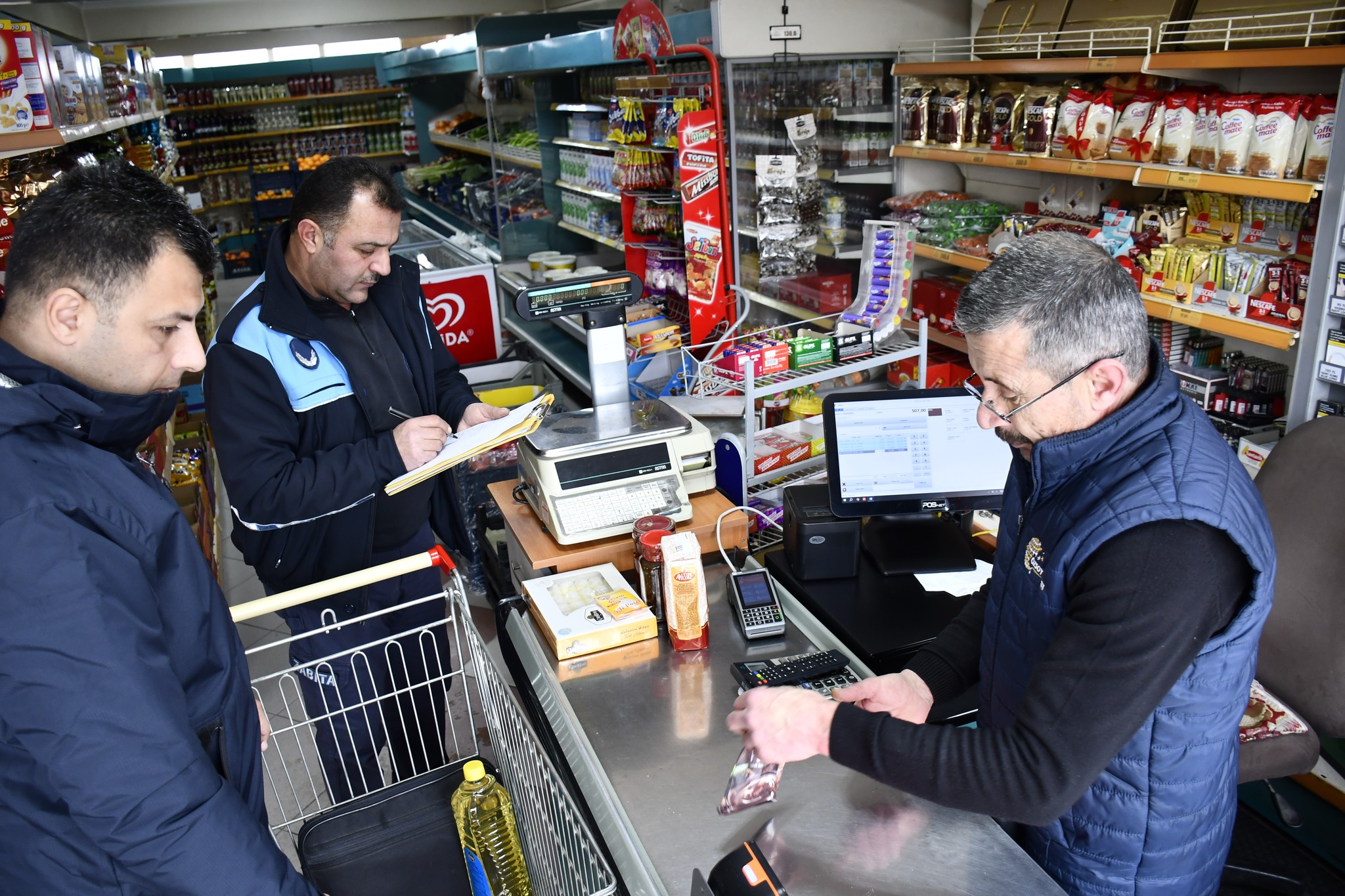 Gürün Zabıtasından Marketlere Sıkı Denetim