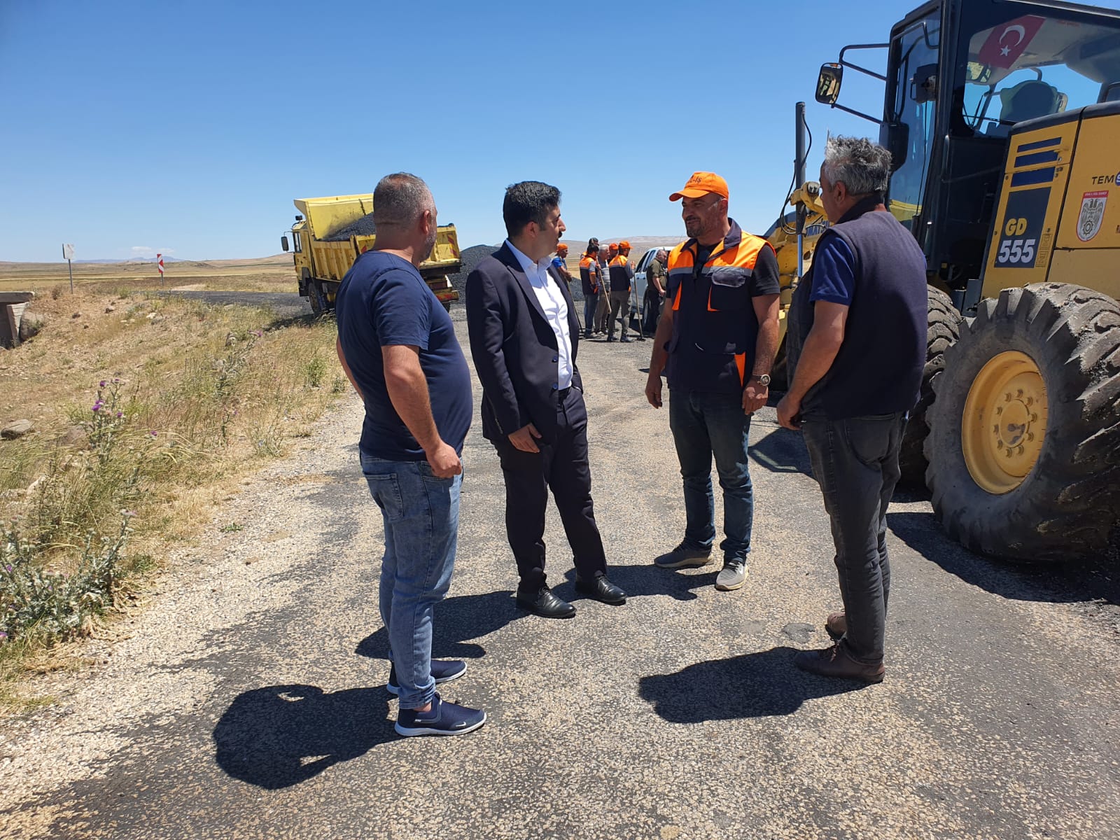 KAYMAKAM HALİL YAZICI YOL BAKIM ÇALIŞMASINI İNCELEDİ