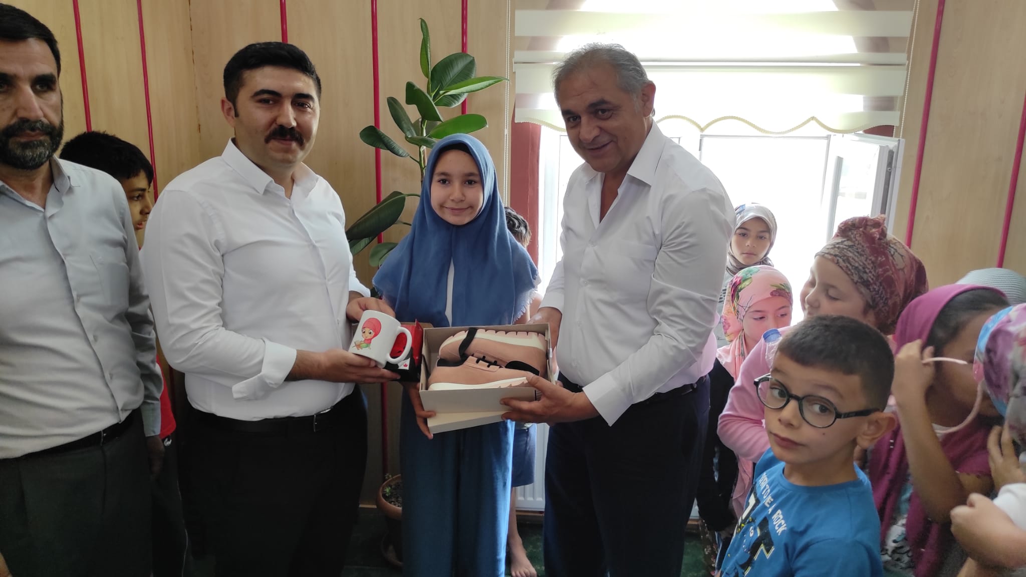 İLÇE MÜFTÜSÜNDEN ÇOCUKLARA HEDİYE 