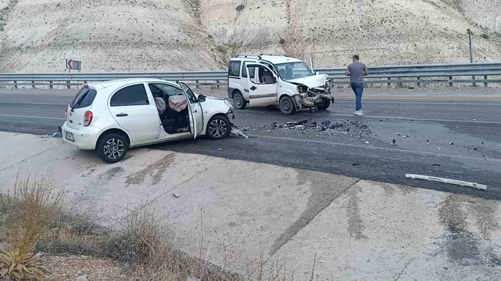 Gürün’de İki Araç Kafa Kafaya Çarpıştı