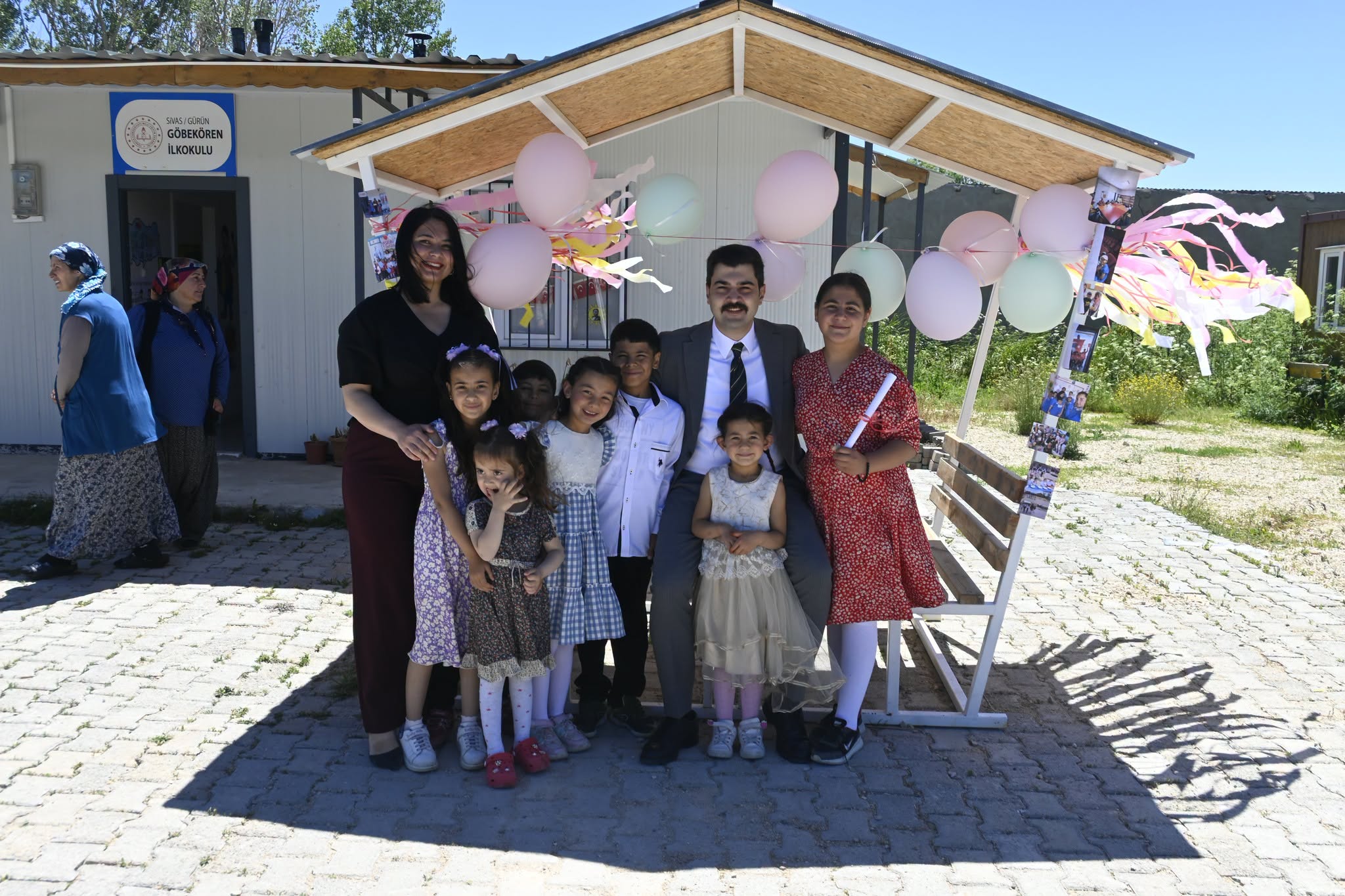 Kaymakam Özkan Öğrencilerin Karne Sevincine Ortak Oldu