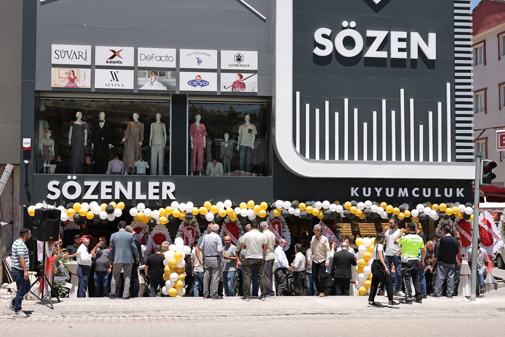 Sözenler Kuyumculuk ve Giyim Mağazası Gürün'de Hizmete Girdi