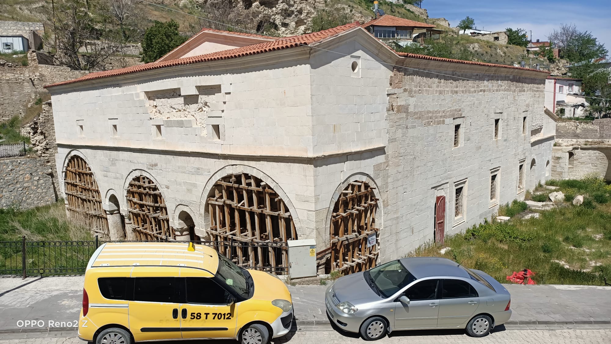 Gürün’de Ağır Hasarlı Kilise Tehlike Saçıyor!