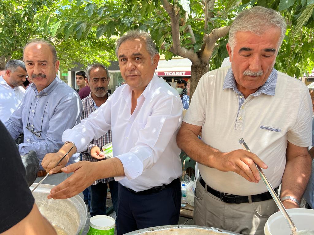 NAMİ ÇİFTÇİ VE HALİL YAZICI ‘DAN VATANDAŞLARA AŞURE İKRAMI