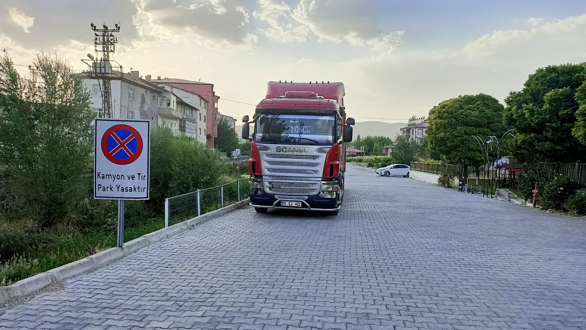 GÜRÜN MAHALLE ARALARI TIR PARKINA DÖNDÜ