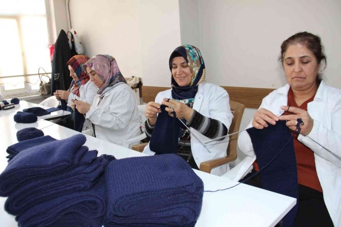 'ASKERİMİZ ÜŞÜMESİN' DİYE ÖRDÜKLERİ ATKILAR YÜREKLERİ ISITACAK