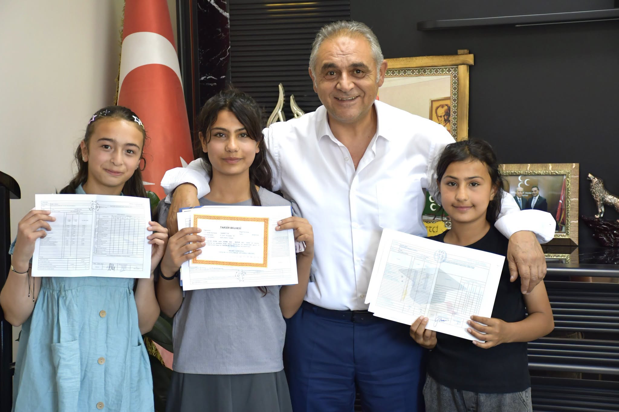 Başkan Çiftçi Öğrencilerin Karne Sevincini Paylaştı