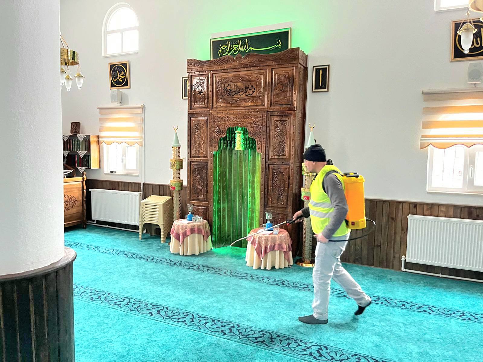 Gürün’de Camilere Gül Suyu Sıkıldı