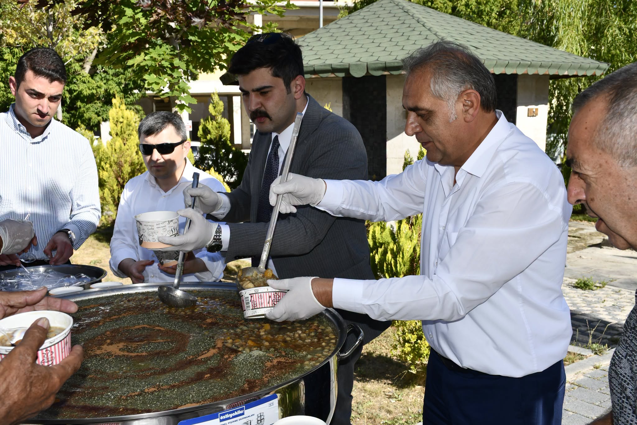 Gürün'de 3 Bin Kişilik Aşure İkramı