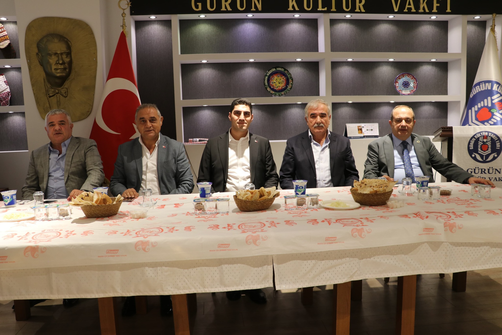 Gürün Kültür Vakfında Belediye Başkanı ve Köy Dernek Başkanları Bir Araya Geldi
