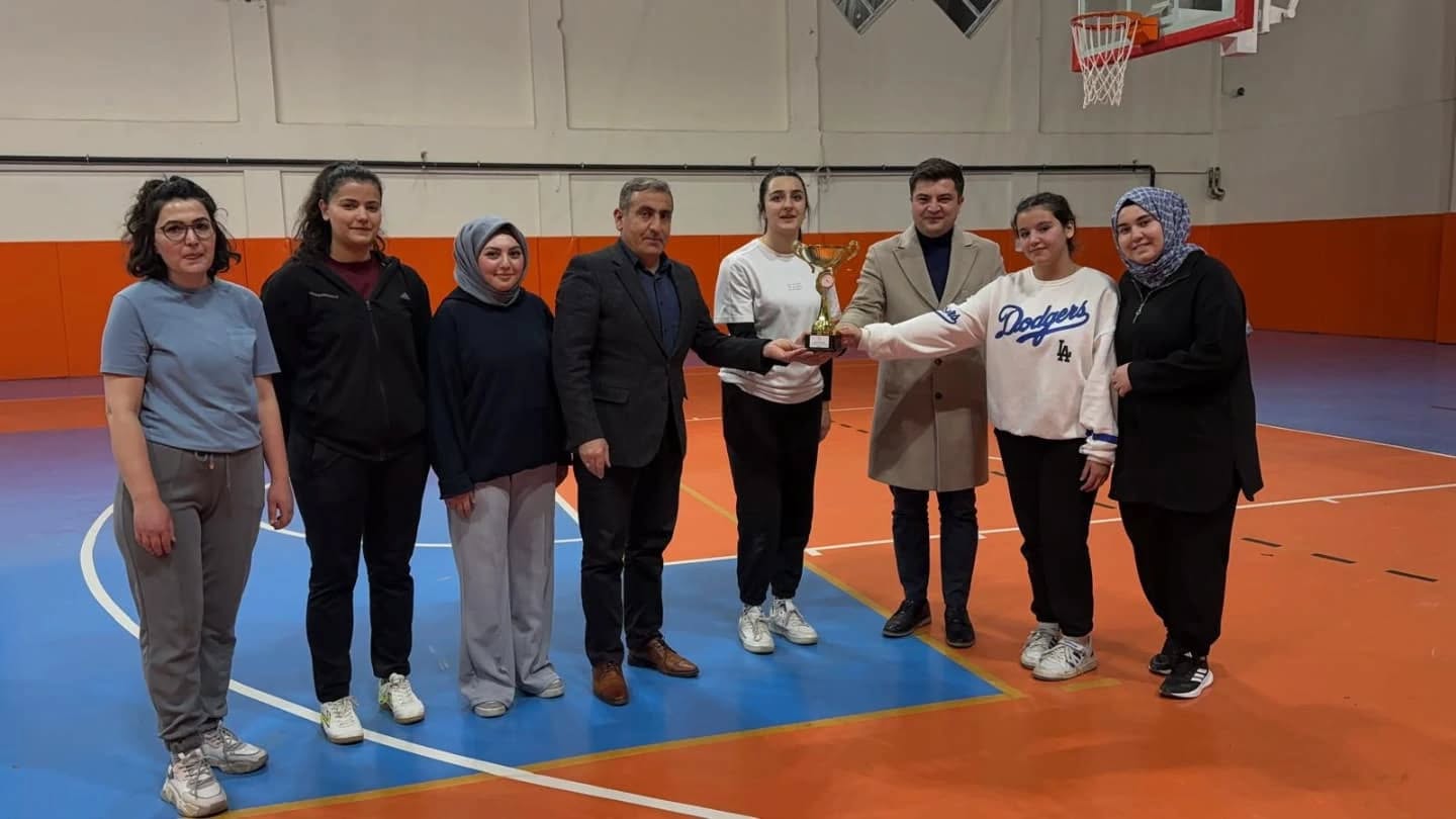 Gürün’de 8 Mart Dünya Kadınlar Gününe Özel Voleybol Turnuvası Düzenlendi