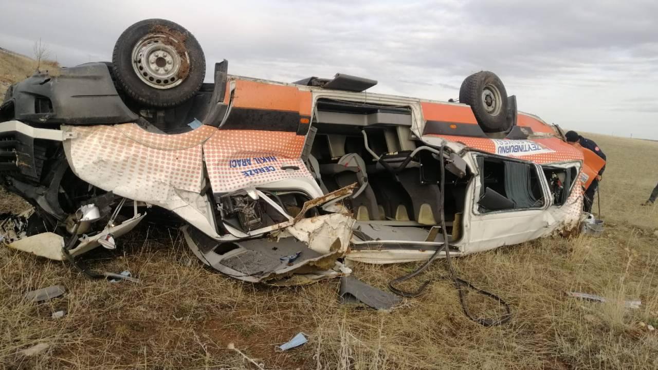 CENAZE TAŞIYAN NAKİL ARACI DEVRİLDİ: 2 ÖLÜ, 3 YARALI