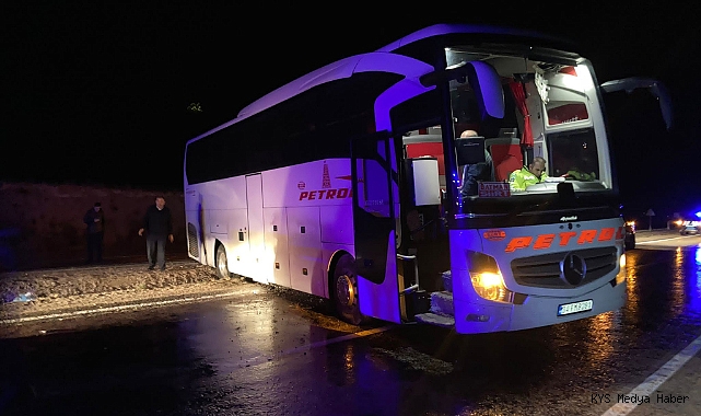 GÜRÜN’DE SÜRÜCÜSÜNÜN KONTROLÜNÜ KAYBETTİĞİ YOLCU OTOBÜSÜ KAYARAK YOLDAN ÇIKTI
