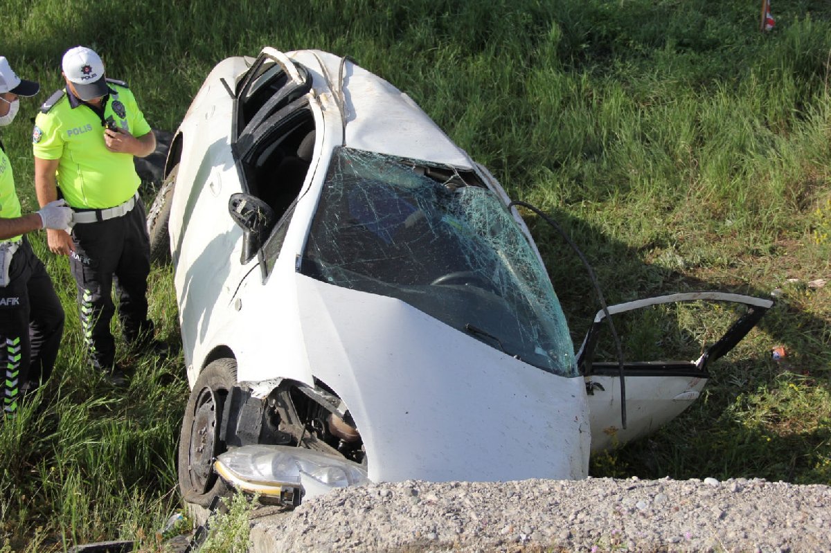 OTOMOBİL ŞARAMPOLE UÇTU